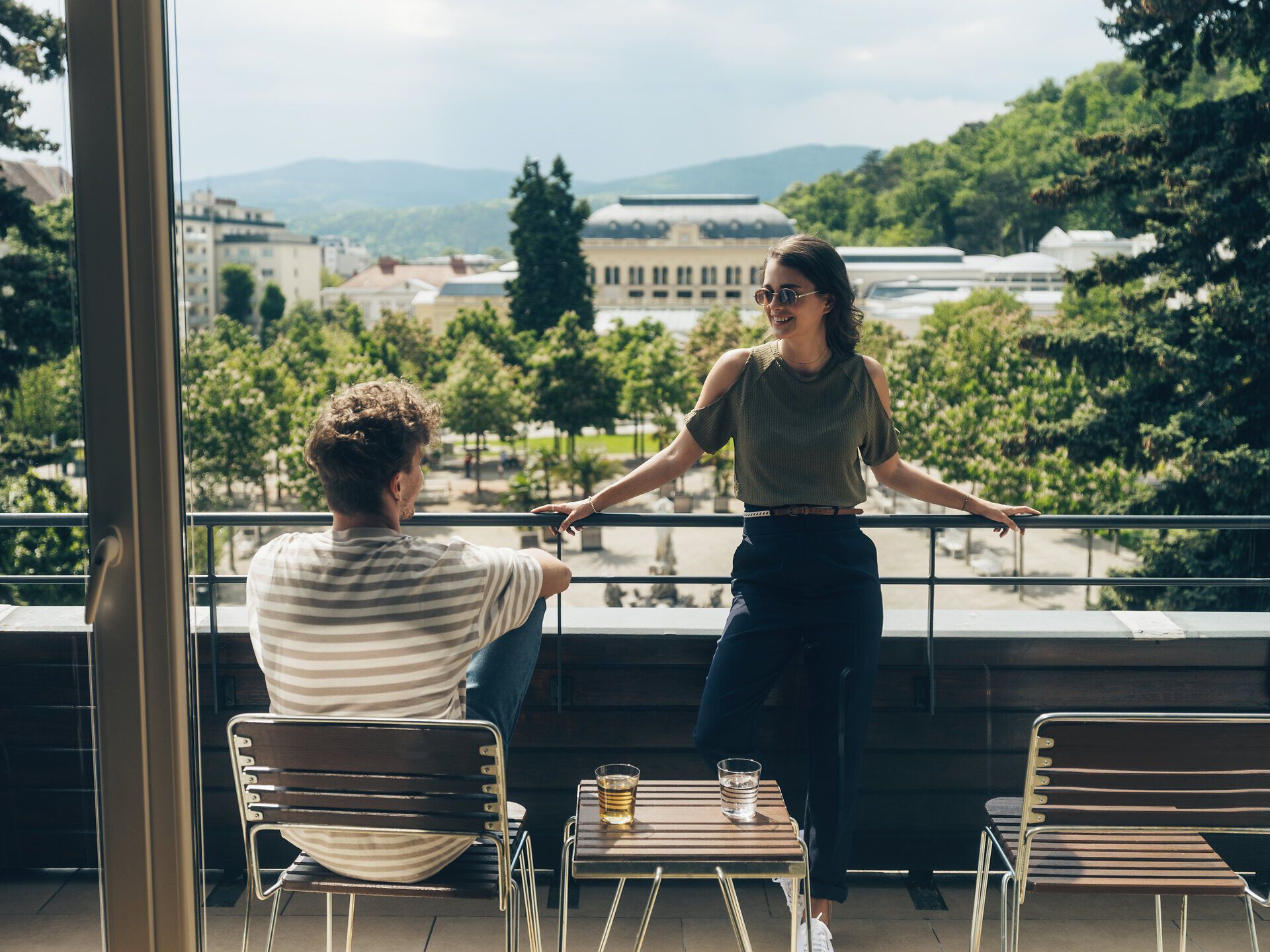 Genießen Sie die entspannte Atmosphäre auf dem Balkon, während die sanften Hügel des Wienerwaldes im Hintergrund erstrahlen. Die warmen Sonnenstrahlen und die frische Luft laden dazu ein, den Sommer in vollen Zügen zu erleben. Ein perfekter Ort, um die Schönheit der Natur zu bewundern und die Seele baumeln zu lassen.