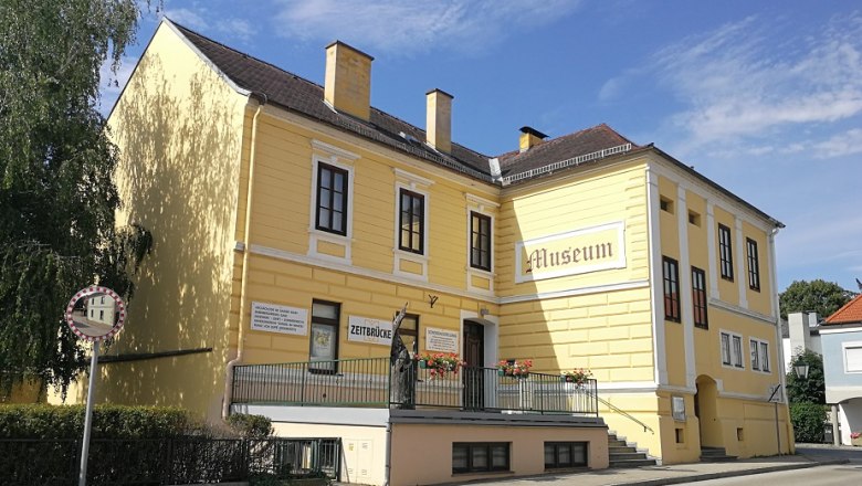 Yellow building with the inscription 'Museum' and 'Zeitbrücke'.