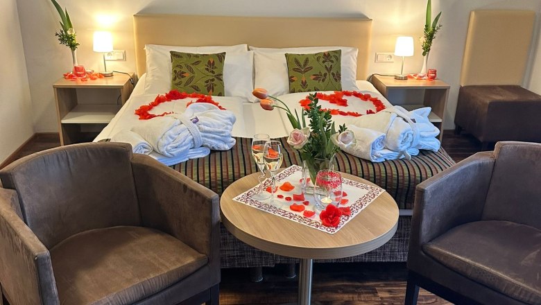 Double room with romantic decoration, &copy; Hotel-Restaurant Liebnitzm&uuml;hle GmbH & Co KG