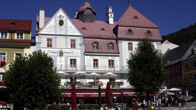 Historic building with hotel and café on the main square.