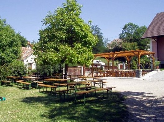 Wine tavern Huth exterior view, &copy; Weinbau & Heuriger Huth
