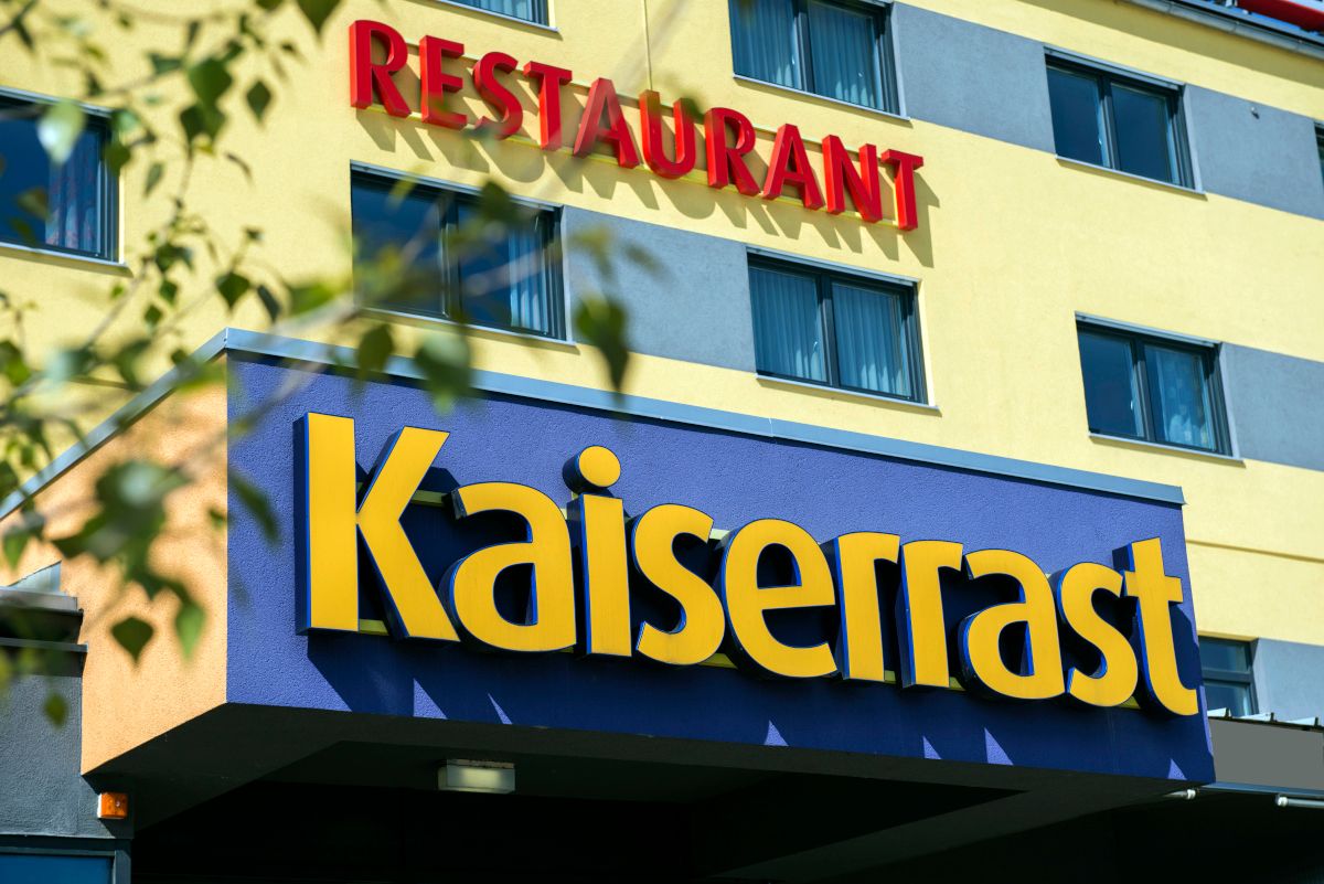 Entrance to a building with the signs 'Kaiserrast' and 'Restaurant'.