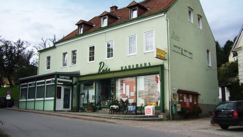 Green building with the inscription 'Gasthof Rois'.