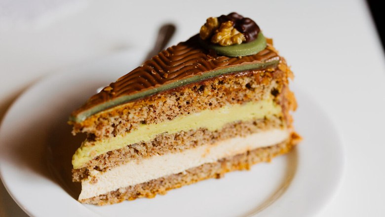The Ghega cake seduces with its delicate layer of pistachios and nut nougat, which are harmoniously coordinated. A delight that beguiles the senses and invites you to linger while you enjoy the sweet delicacy in the charming atmosphere of the patisserie.