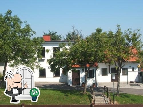 r656-Winery-Fam-Semlinger-Heuriger-Zur-Sonnenuhr-facade, © Weinbau Semlinger