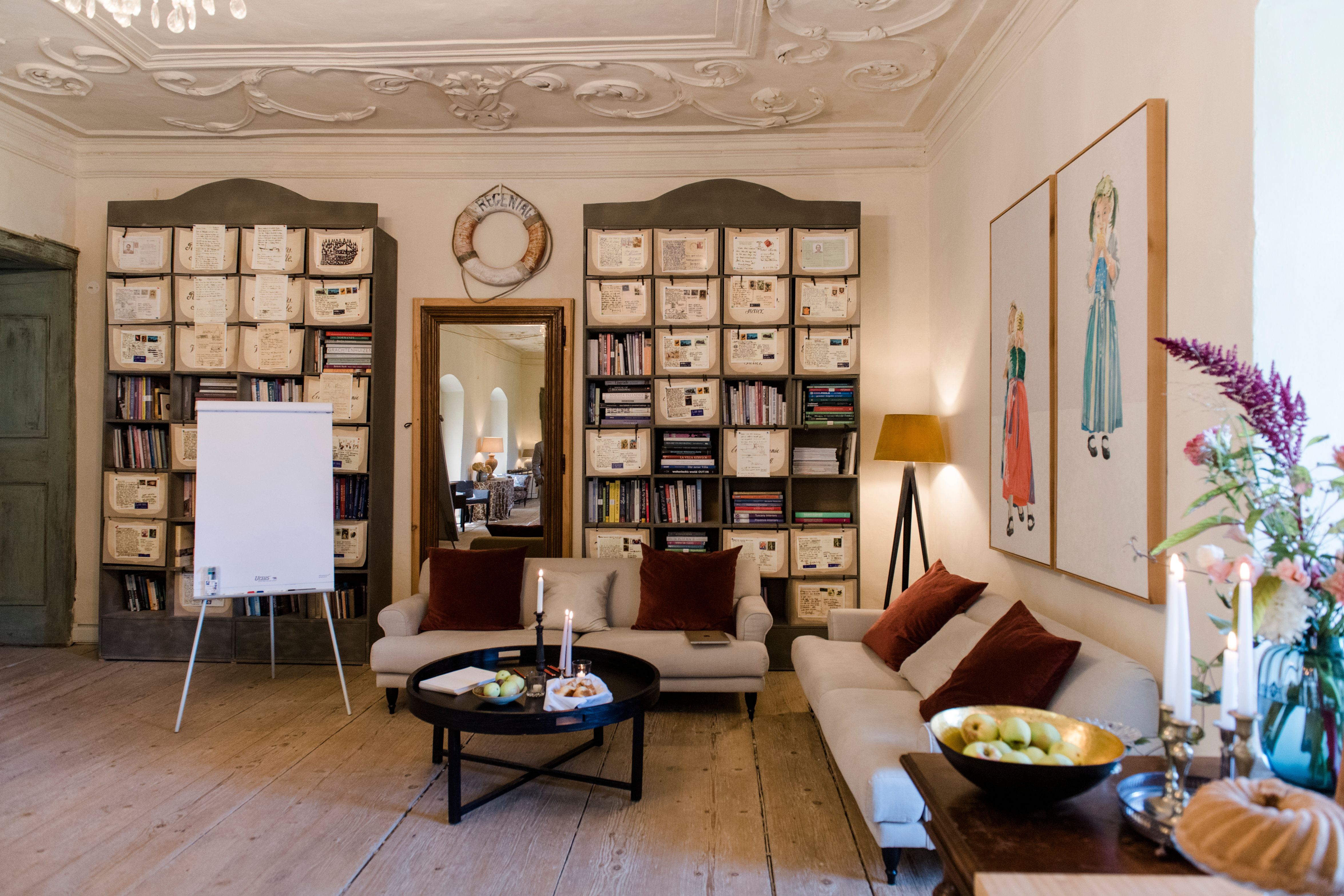 Cozy room with sofas, bookshelves and decorations.