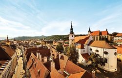 Die Altstadt verzaubert mit ihren charmanten Gassen und historischen Gebäuden, die in warmen Farben erstrahlen. Die sanften Hügel im Hintergrund laden zu Erkundungstouren ein und versprechen unvergessliche Ausblicke.