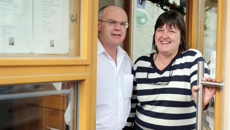 Zur Linde Neuhofen/Ybbs, © weinfranz.at A man and a woman stand smiling in a doorway of a building.