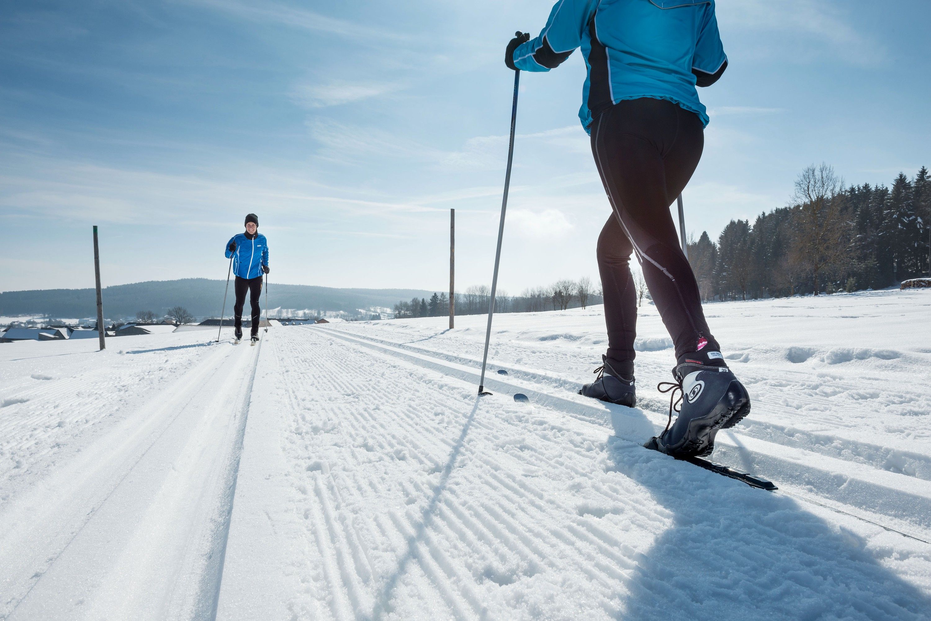 Two people cross-country skiing on a snowy trail in the Waldviertel.