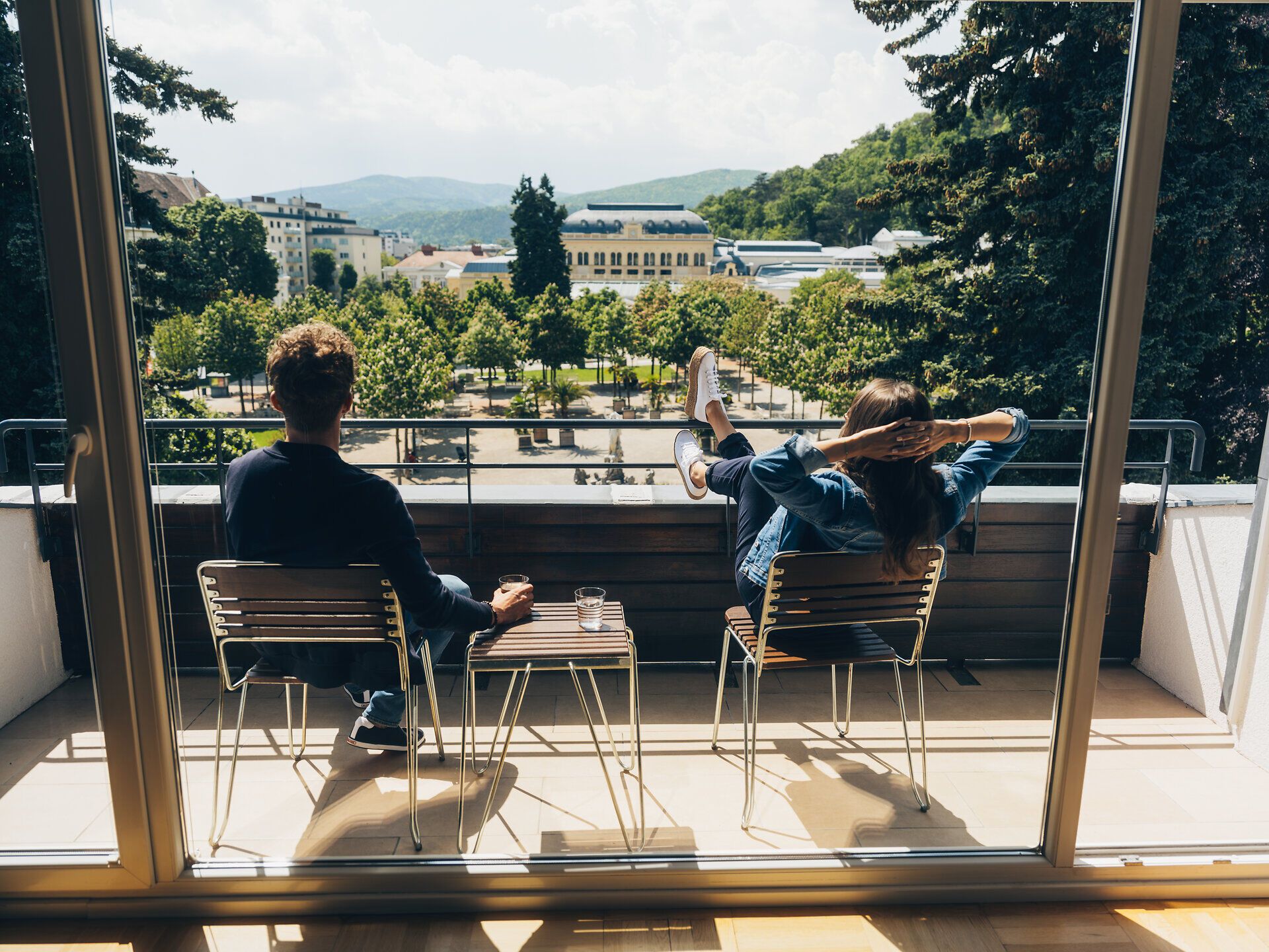 Genießen Sie die entspannende Atmosphäre auf dem Balkon, während die sanften Hügel des Wienerwaldes im Hintergrund erstrahlen. Die warmen Sonnenstrahlen und die frische Luft laden dazu ein, die Seele baumeln zu lassen und den Alltag hinter sich zu lassen.