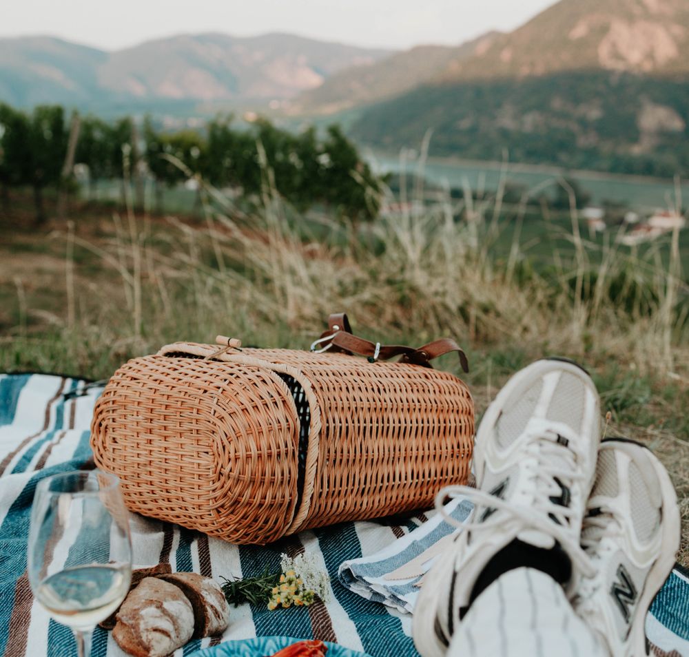 Ein entspannendes Picknick inmitten der malerischen Wachau lädt dazu ein, die Schönheit der Natur zu genießen. Der sanfte Wind streicht über die Wiesen, während der Blick auf die sanften Hügel und die Donau fällt. Hier wird jeder Bissen zu einem Genuss, umgeben von einer atemberaubenden Kulisse.