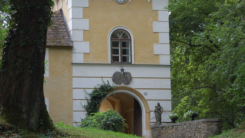 Seminar house DIE LICHTUNG, © Seminarhaus DIE LICHTUNG Historic building with tower and clock in a wooded area.