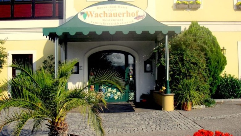 Entrance, © Wachauerhof Entrance to the Wachauerhof with plants and flowers.