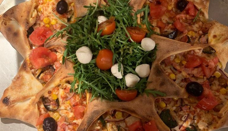 Oven-fresh, delicious pizzas at Giovanni's, &copy; Pizzeria Giovanni