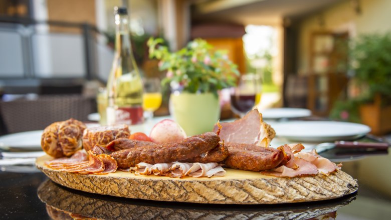 Snack with sausage and meat products from the Wilhelm family