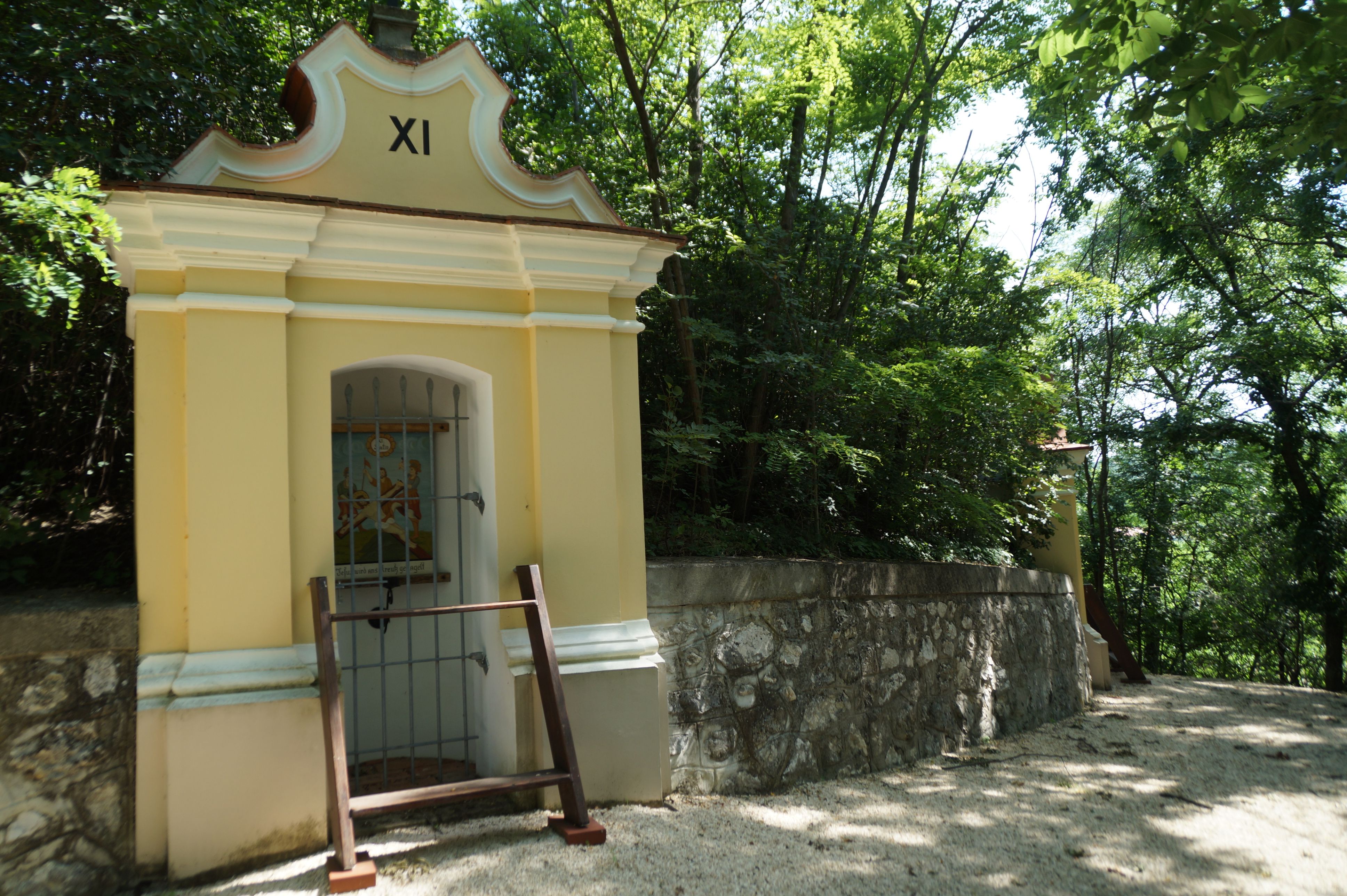Calvary Station XI in Staatz, surrounded by trees.