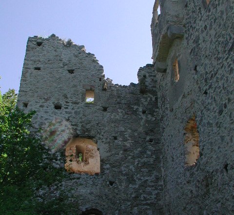 Ruins of the Johannstein castle ruins with blue sky in the background.