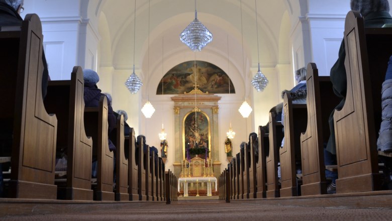 Interior view of the Kammersdorf parish church with a view of the altar.