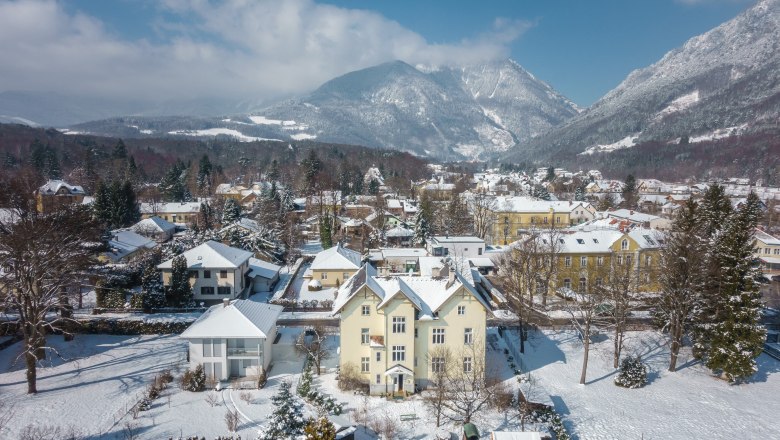 Blue sparrow, © VP FeWo OG Snow-covered city with mountains in the background.