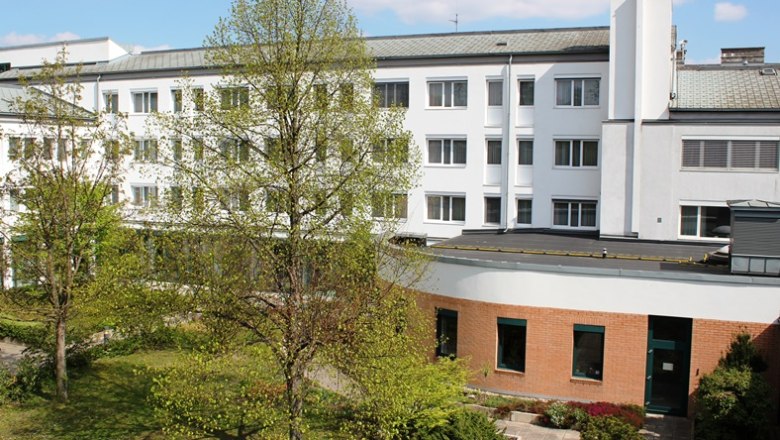 Inner courtyard of the Bildungshaus St. Hippolyt with trees and buildings.