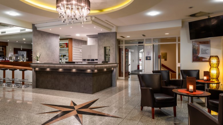 City Hotel Reception, © Markus Jung, MJM Photography Hotel reception with bar and seating area.