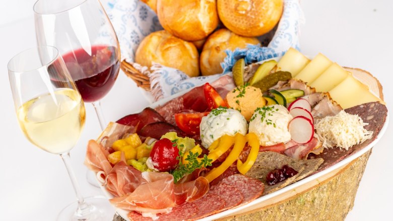 Food example at the wine tavern H&ouml;llm&uuml;ller in Joching, &copy; Familie H&ouml;llm&uuml;ller