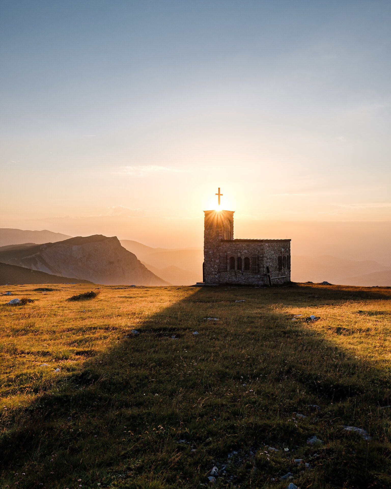 The gentle hills of the Vienna Alps embrace the small, charming chapel, which shines in the golden light of the setting sun. Its silhouette stands out majestically against the sky and invites hikers to enjoy a moment of silence and contemplation. Here, where nature and spirituality merge harmoniously, every visit becomes an unforgettable experience.