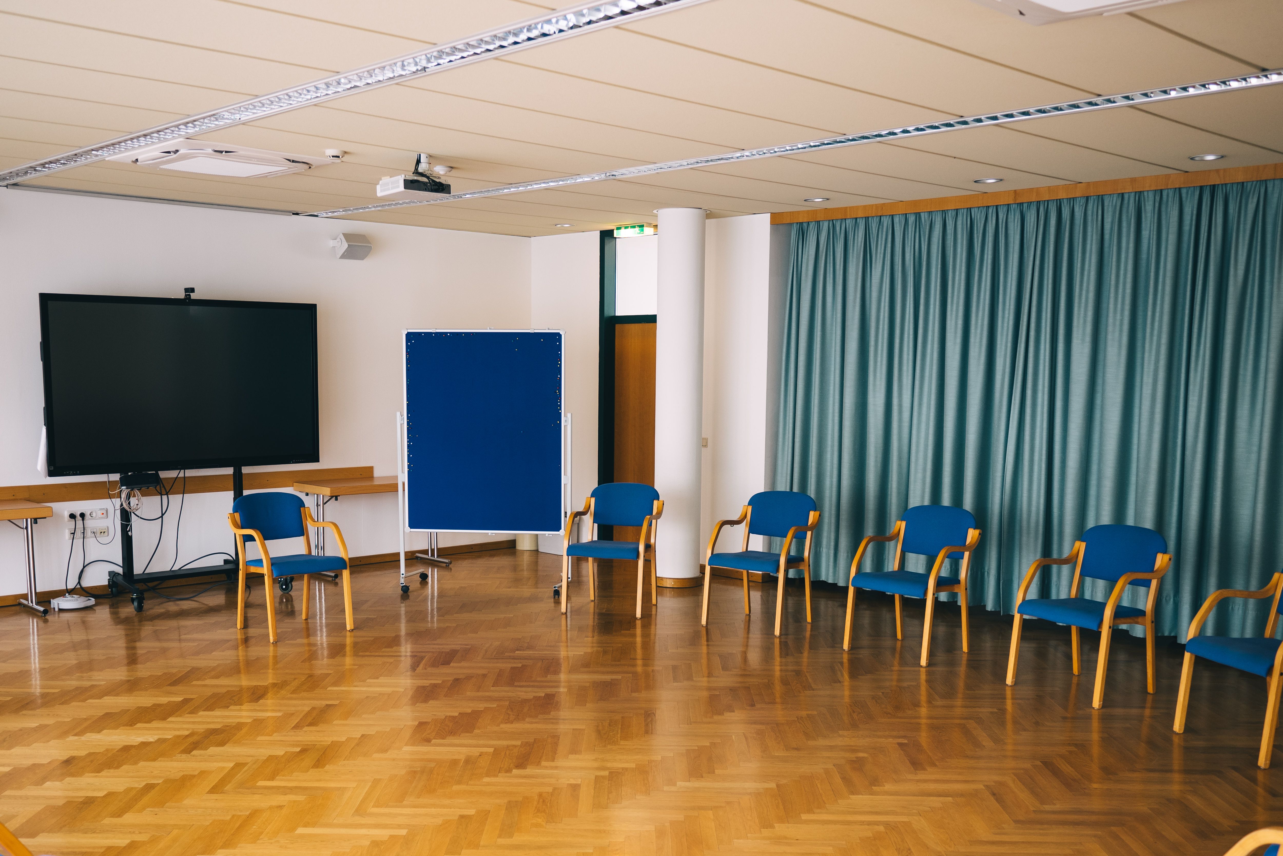 TR_2_Sesselkreis_Smartboard