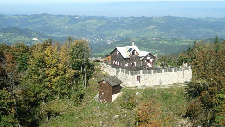 Mountain landscape with the Otto Kandler House in the foreground.