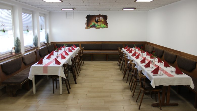 Stixer Hof, Stixneusiedl, large hall with tables and benches