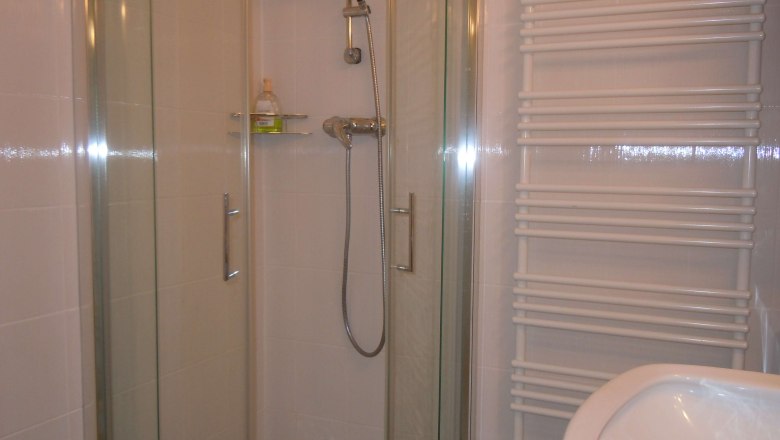 Shower in the bathroom, © Elfriede Kazda