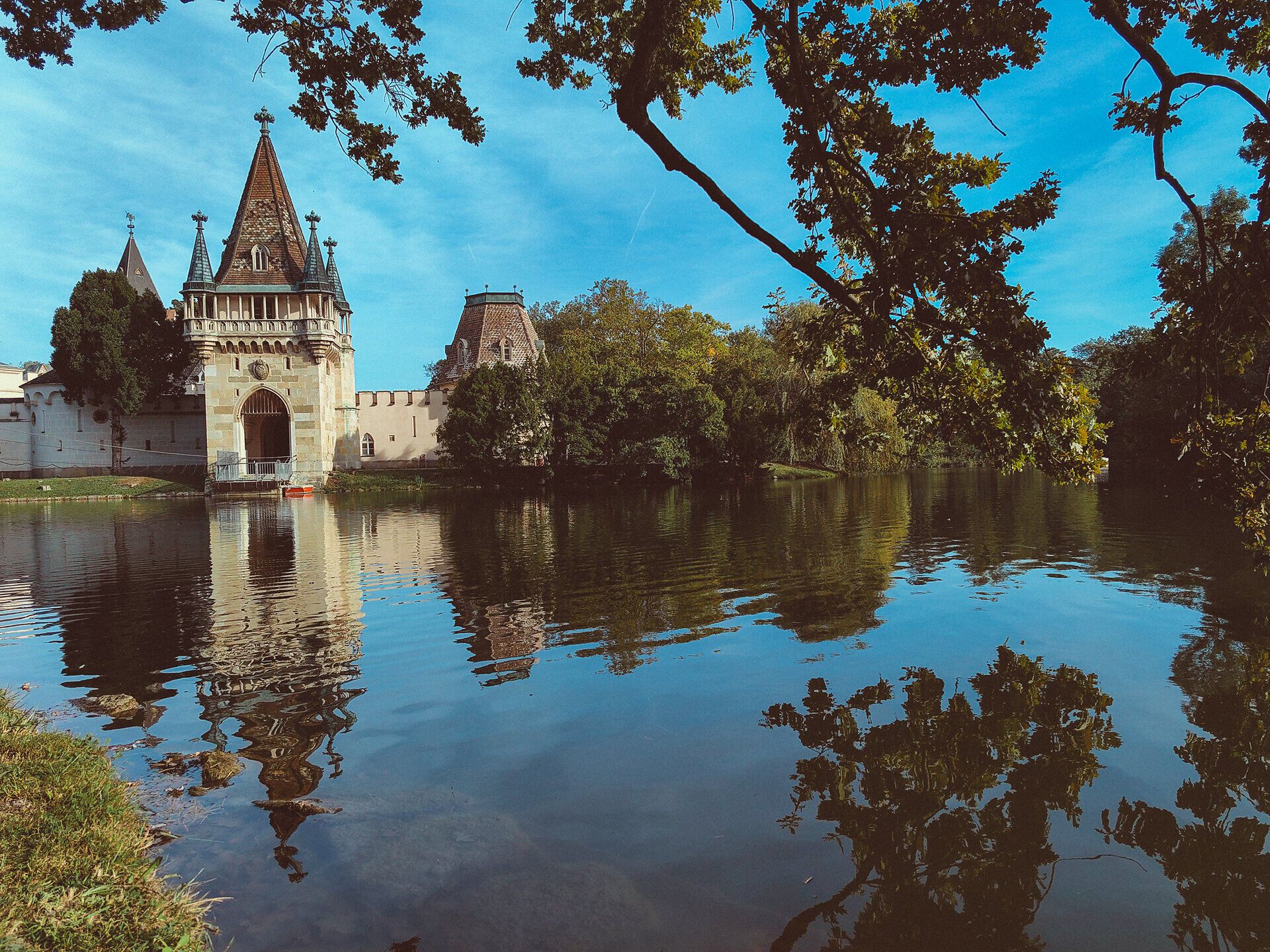 The majestic Franzensburg castle is reflected in the calm waters of the pond, surrounded by lush greenery and rolling hills. Here, where history and nature merge harmoniously, the picturesque backdrop invites you to take a relaxing stroll.