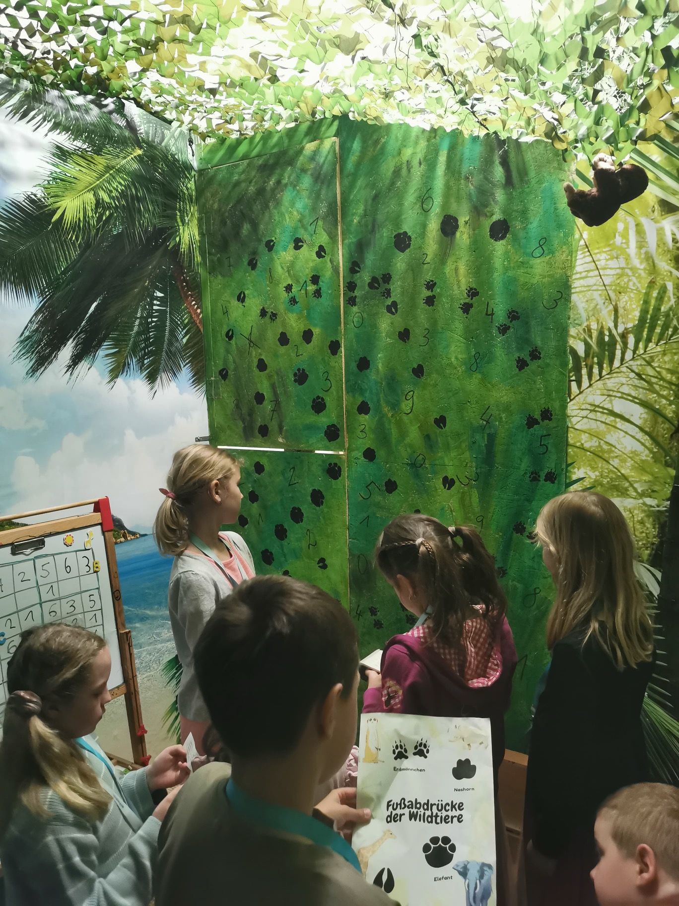 Children stand in the room and read a riddle 