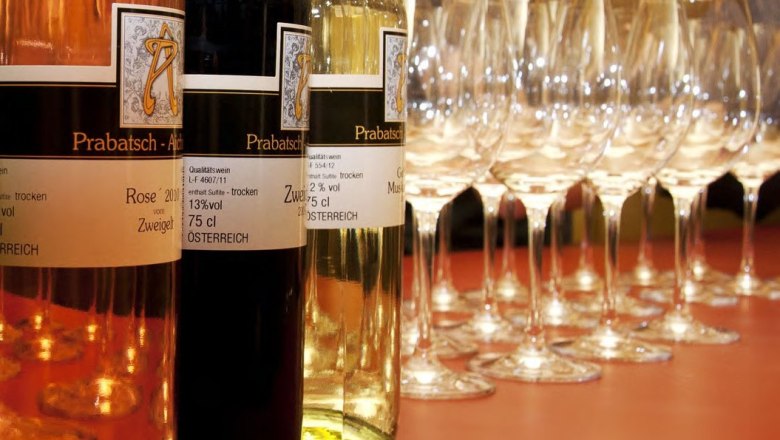 Wines from Winzergut Prabatsch-Aichinger, © Winzergut Prabatsch-Aichinger Wine bottles and glasses on a table.