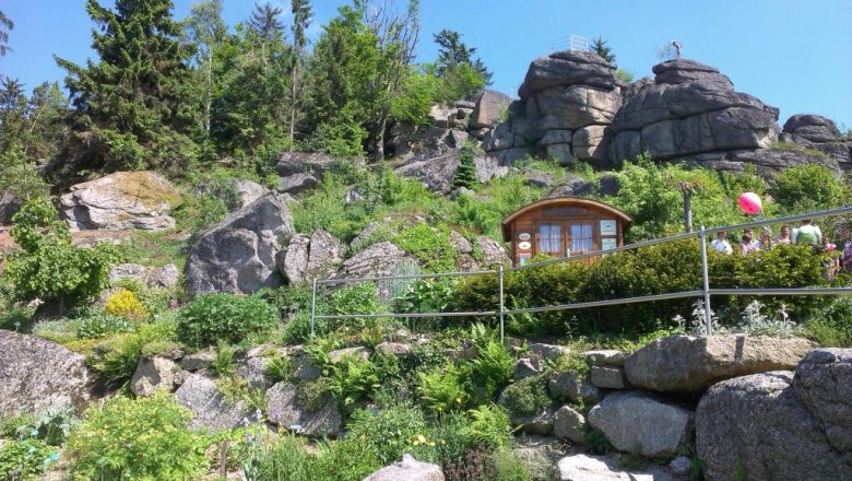 Rock garden with huts and people in Bad Traunstein.