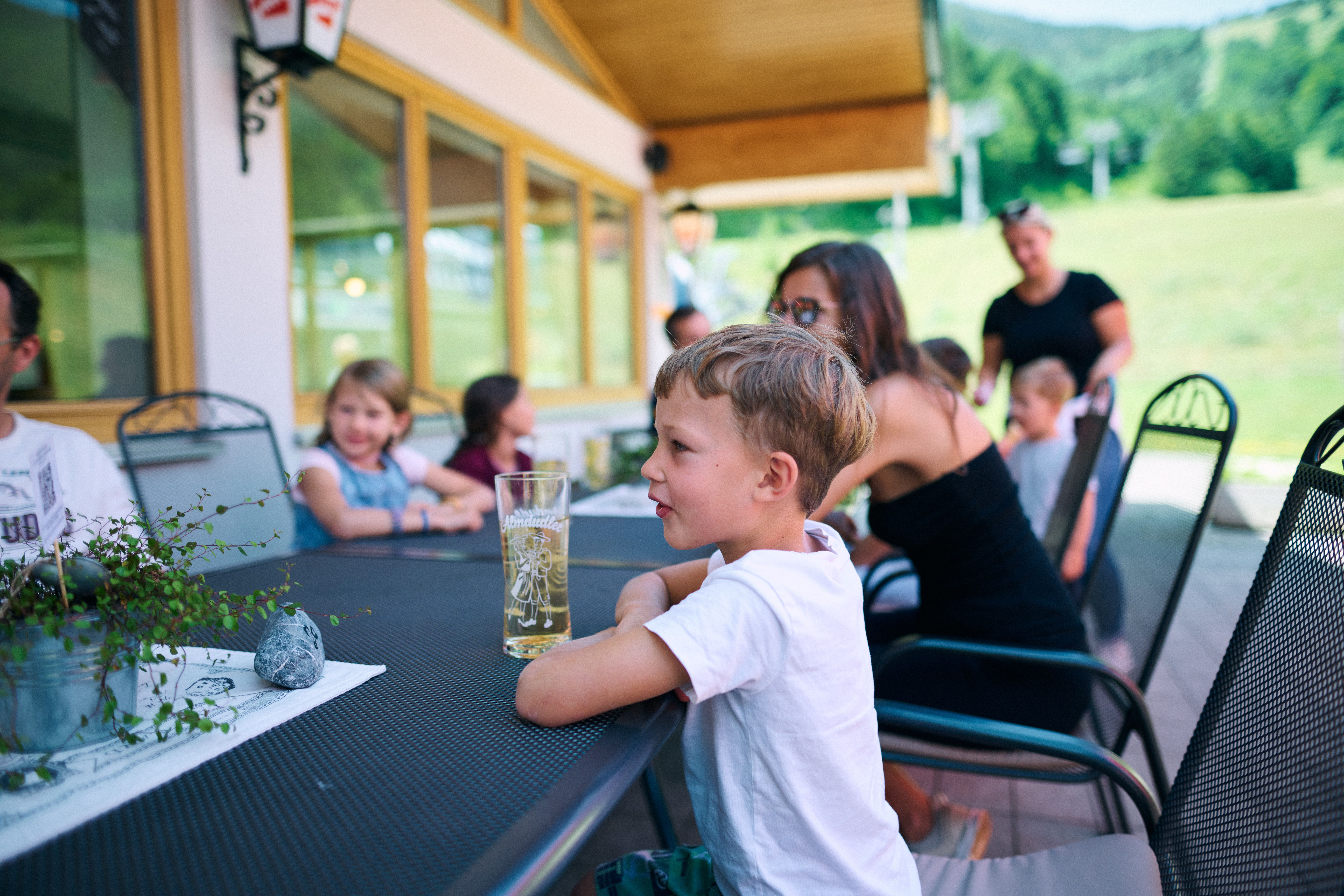 Family fortifies themselves on the terrace Lahning-inn