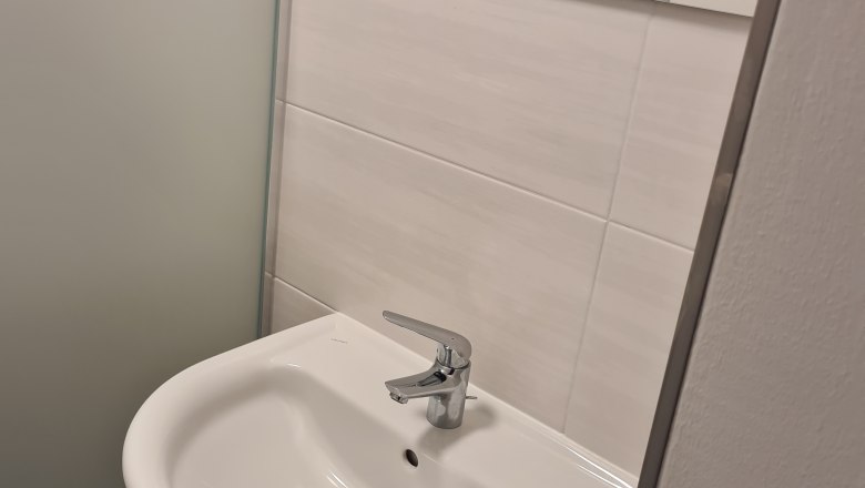 Modern bathroom with washbasin and mirror.