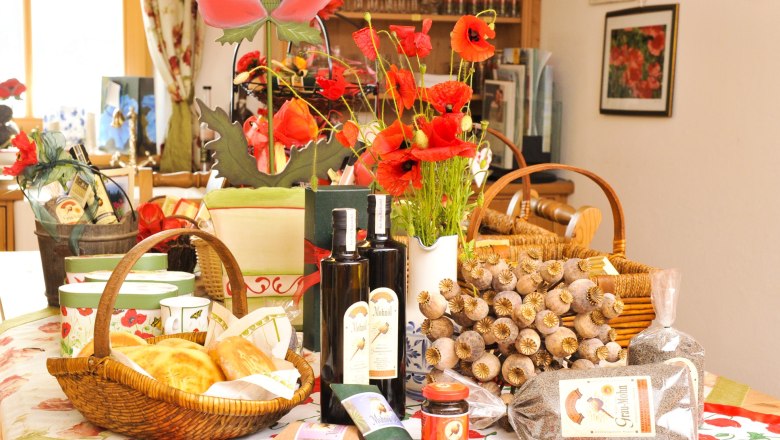 A table with poppy products, flowers and decorations at the Waldviertler Mohnhof.