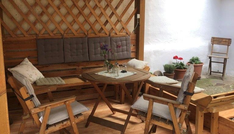 Sitting area in the courtyard, © Christina Hirtzberger-Wimmer