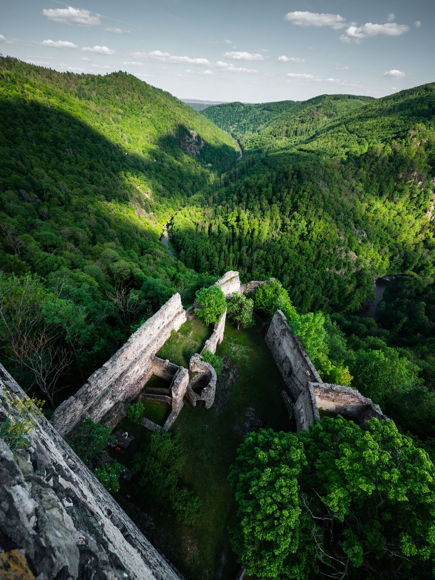 The Schauenstein ruins sit majestically above the lush green of the forest and offer a breathtaking view of the surrounding rolling hills. Here, where nature and history meet, you can feel the tranquillity and magic of times gone by. An ideal place for hikers and nature lovers who want to enjoy the beauty of the landscape.