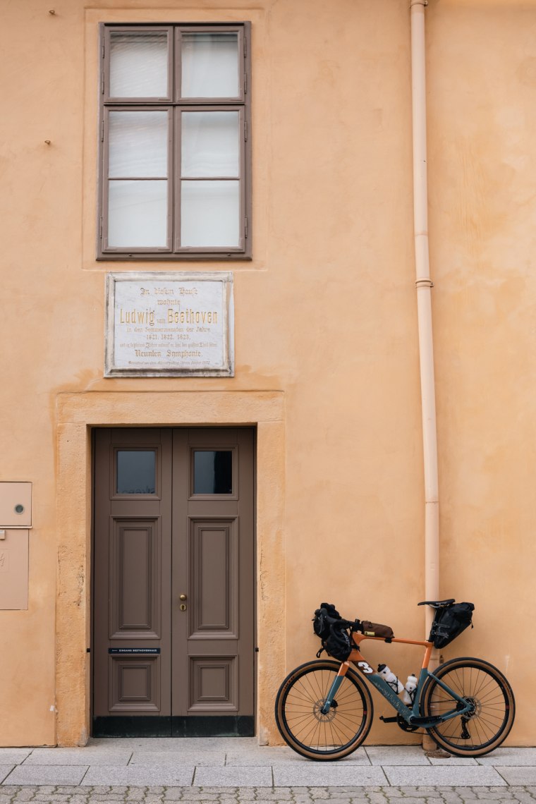 Cycling rest in front of the Beethovenhaus, © www.tomasslavik.cz