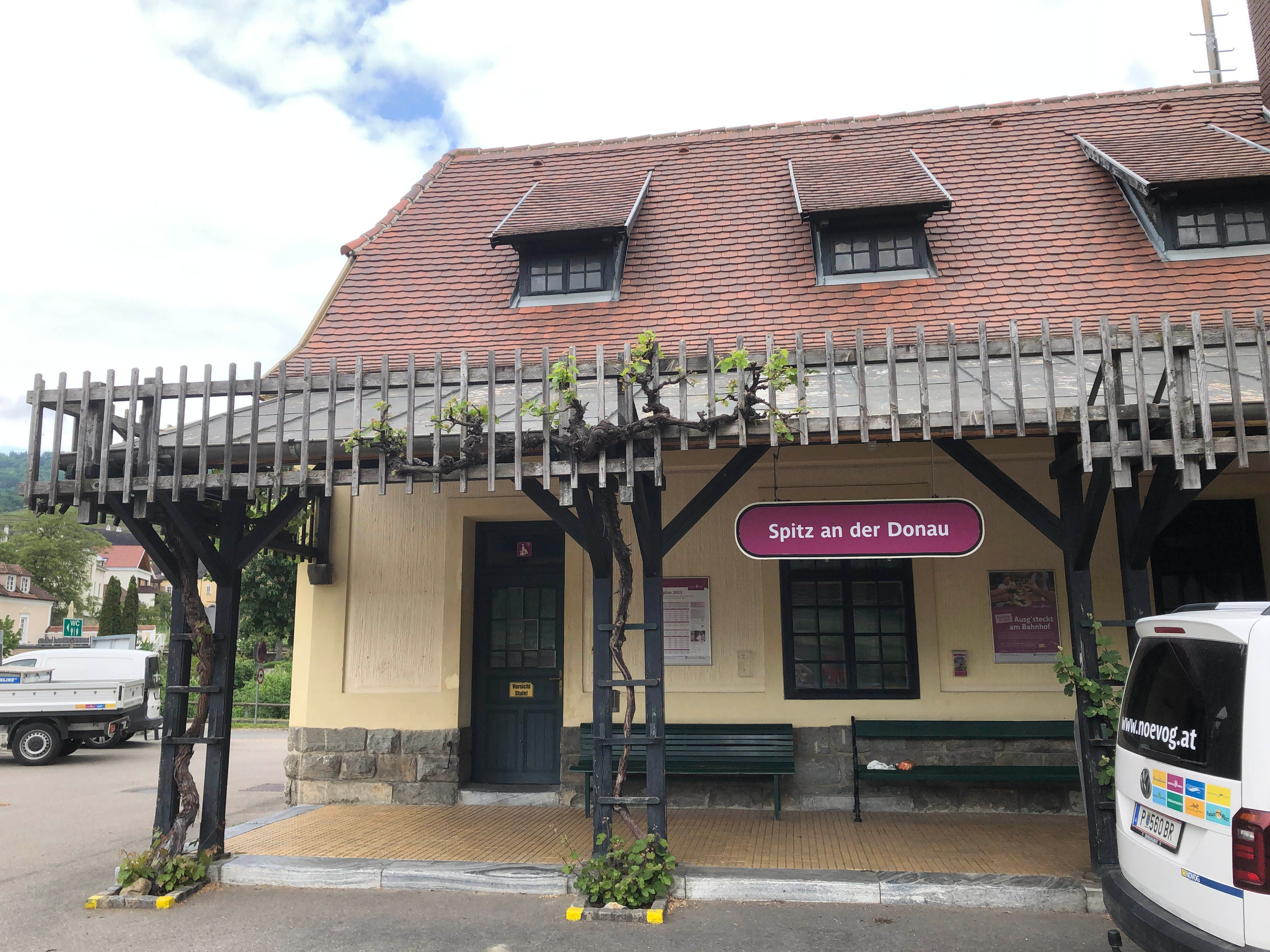 Spitz an der Donau station with sign and covered entrance.