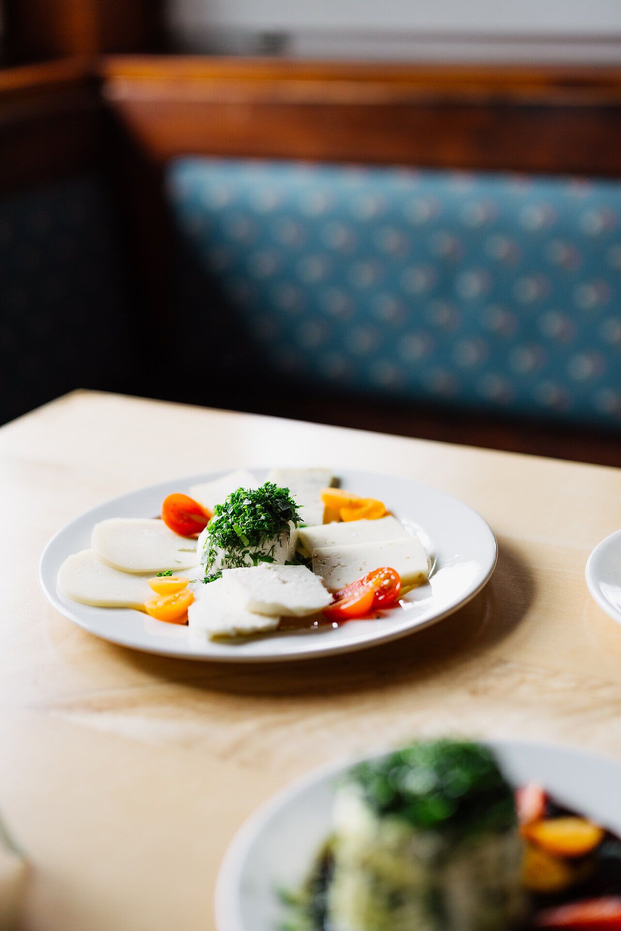 A delicious plate of freshly prepared sheep's cheese, garnished with fresh herbs and colorful vegetables, invites you to enjoy. The harmonious combination of flavors and colors promises an unforgettable taste experience in the midst of the picturesque landscape of the Vienna Alps.