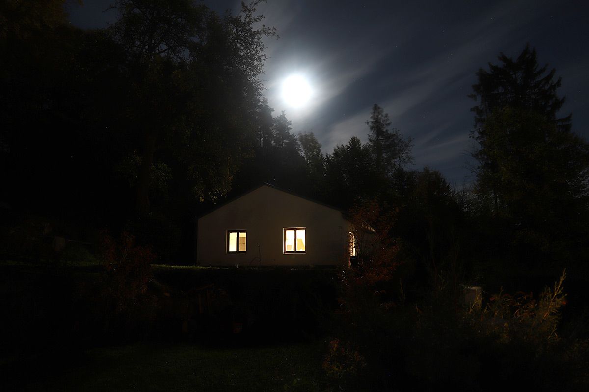 ur_house_outside_moon_night_3313
