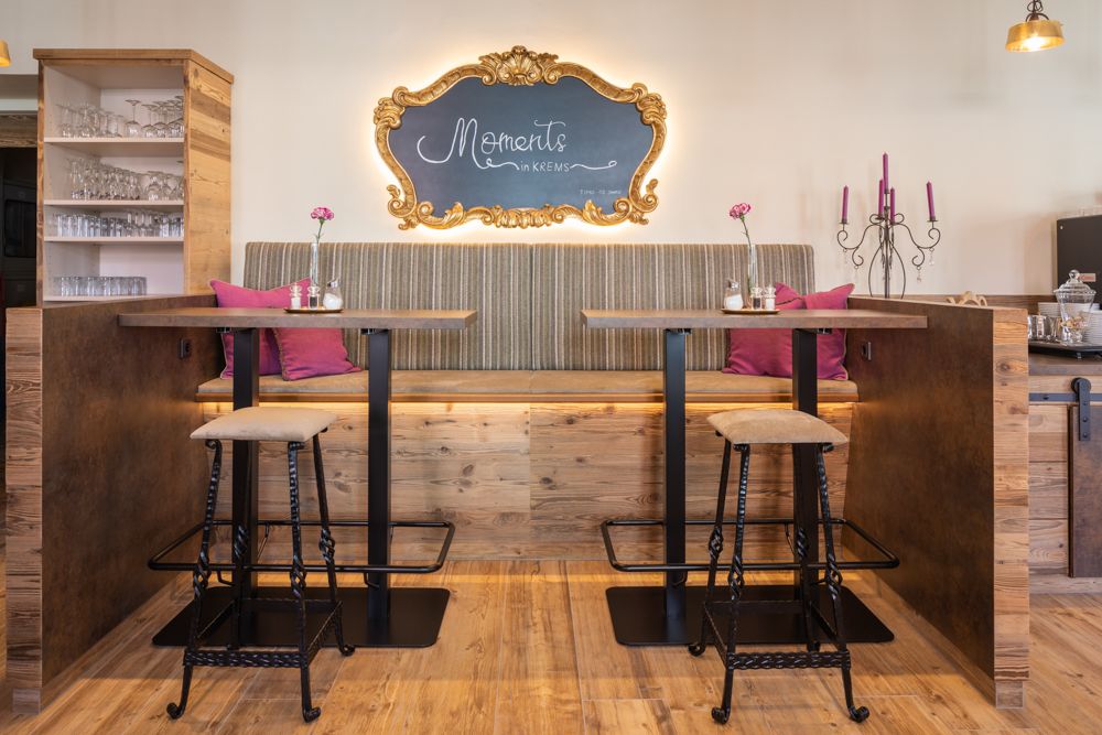 Cozy breakfast area with wooden furniture and decoration.
