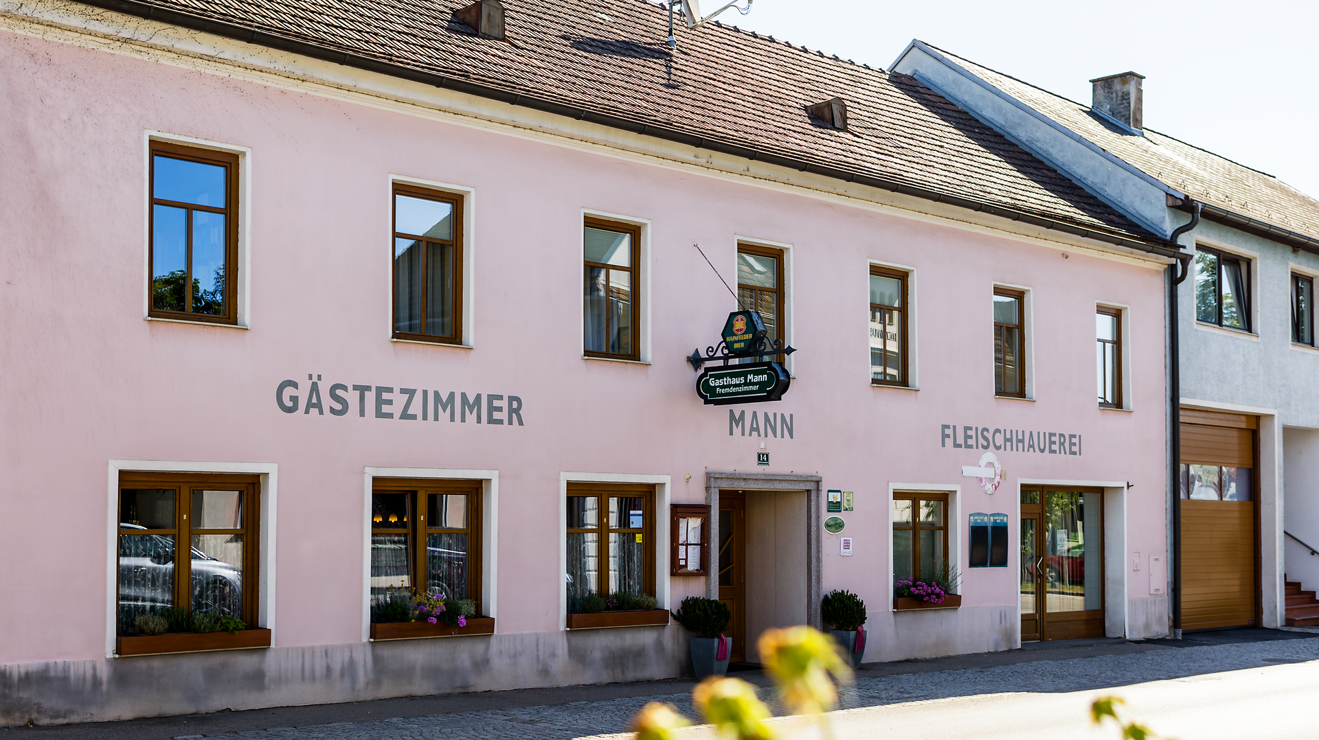 Amidst the rolling hills of the Danube valley, this charming inn exudes an inviting atmosphere. The flowering plants outside the windows and the traditional architecture invite you to enjoy the regional hospitality and sample the delicious specialties.