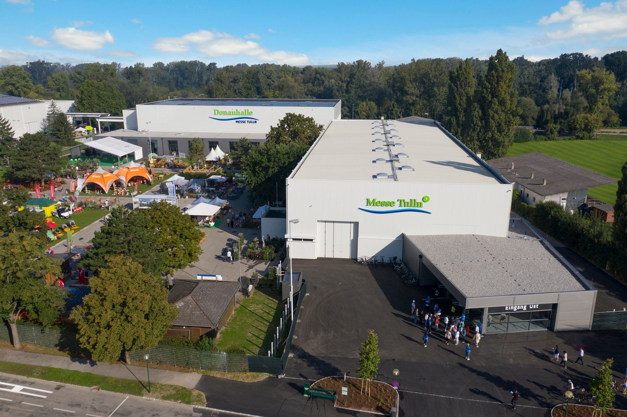 Aerial view of Messe Tulln with Donauhalle and visitors.
