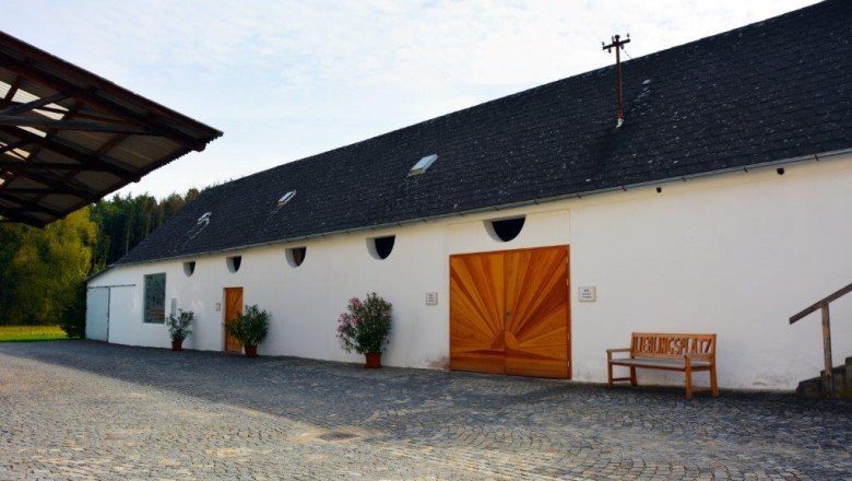 Parking lot in the courtyard, © Waldviertler Seminarhaus Gauguschmühle