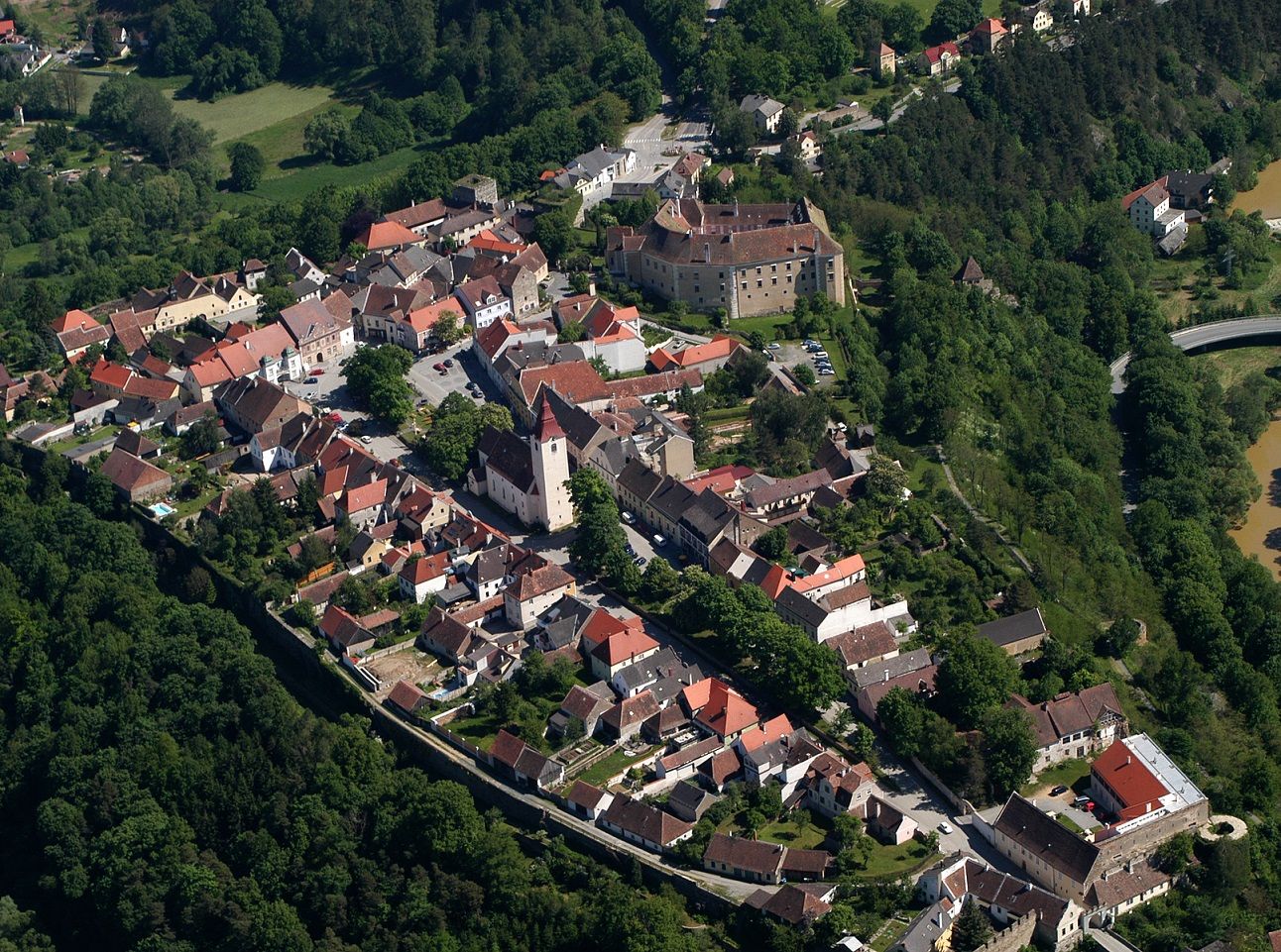 Aerial view of the town of Drosendorf with historic buildings and green surroundings.