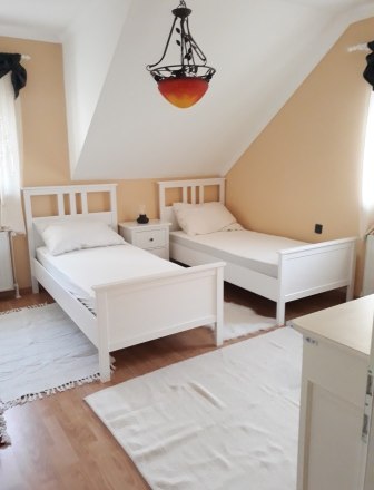 Bedrooms with separate beds, © bed and pool